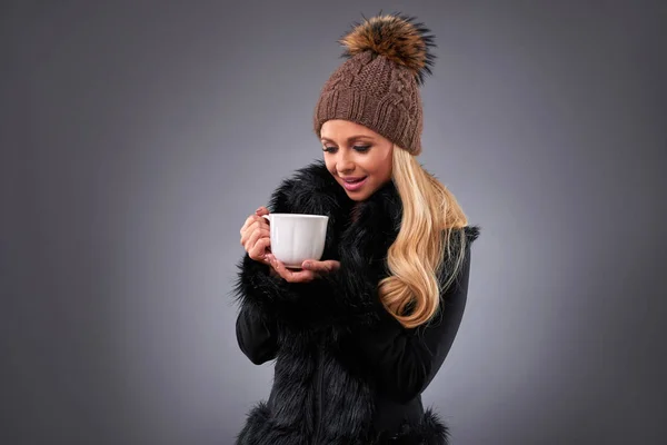 Giovane donna in un maglione e un cappello — Foto Stock