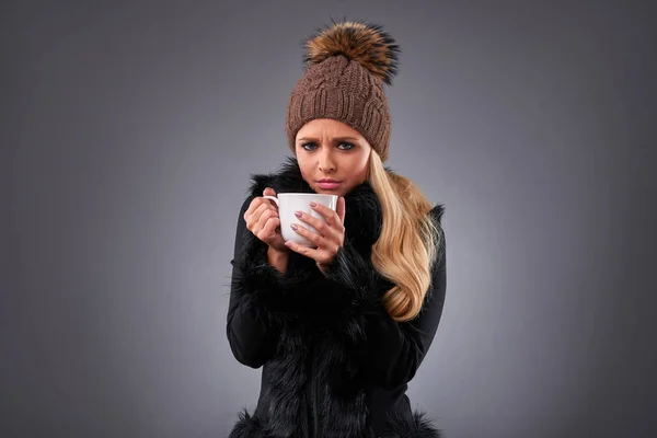 Giovane donna in un maglione e un cappello — Foto Stock