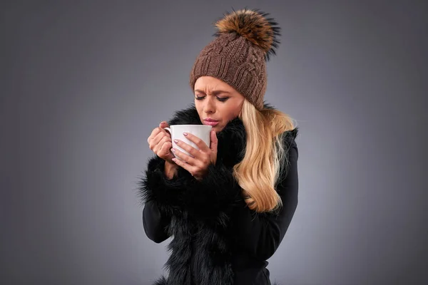 Giovane donna in un maglione e un cappello — Foto Stock