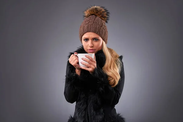 Giovane donna in un maglione e un cappello — Foto Stock