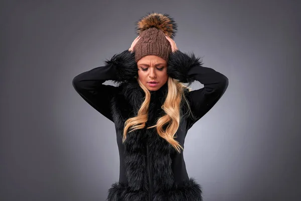 Giovane donna in un maglione e un cappello — Foto Stock