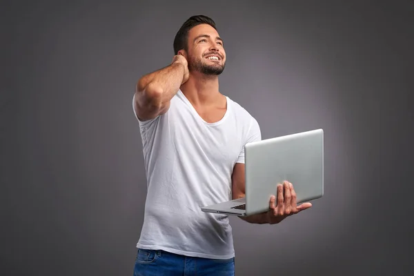 Joven con el ordenador portátil — Foto de Stock