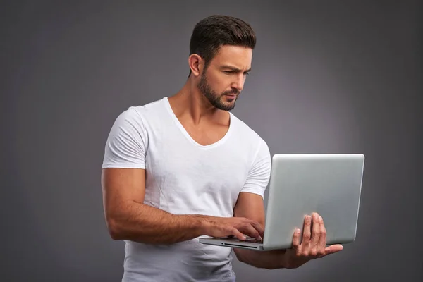 Jonge man met laptop — Stockfoto