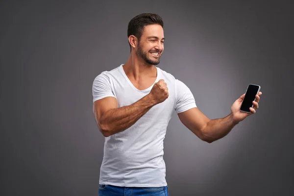 Joven con un smartphone — Foto de Stock