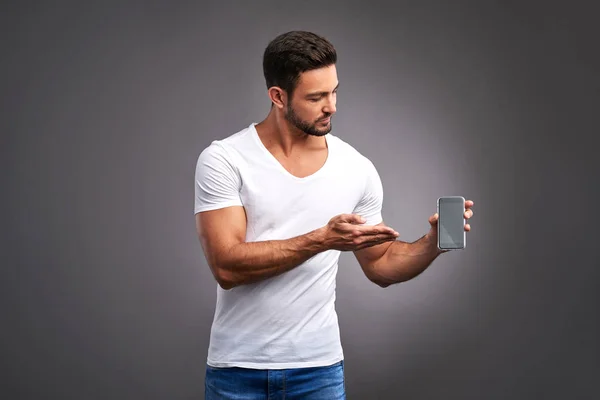 Joven con un smartphone — Foto de Stock