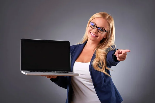 Jovem mulher com laptop — Fotografia de Stock