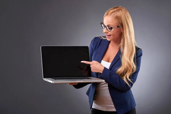 Jovem mulher com laptop — Fotografia de Stock