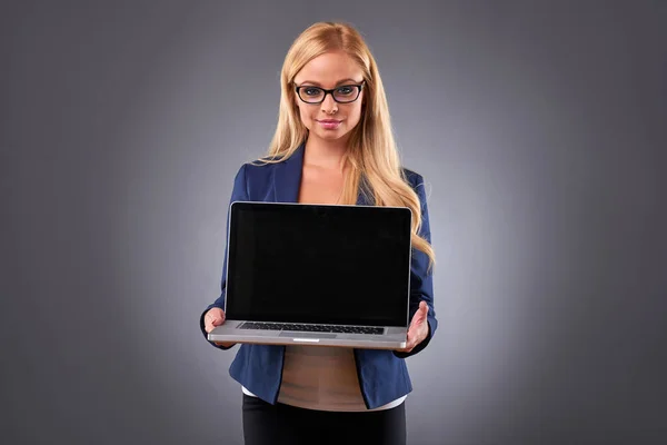 Mujer joven con portátil — Foto de Stock