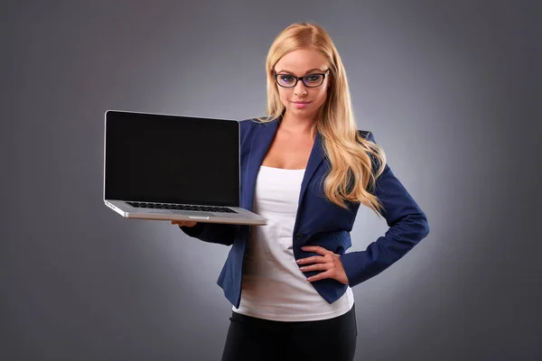 Jovem mulher com laptop — Fotografia de Stock