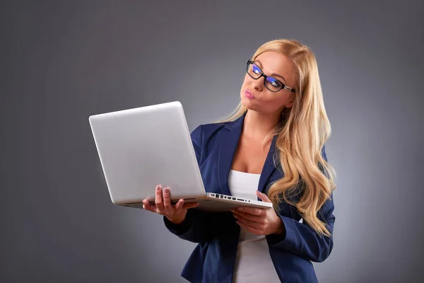 Mujer joven con portátil — Foto de Stock