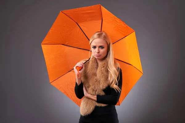 傘を持つ若い女 — ストック写真