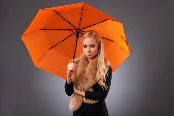 Junge Frau mit Regenschirm — Stockfoto