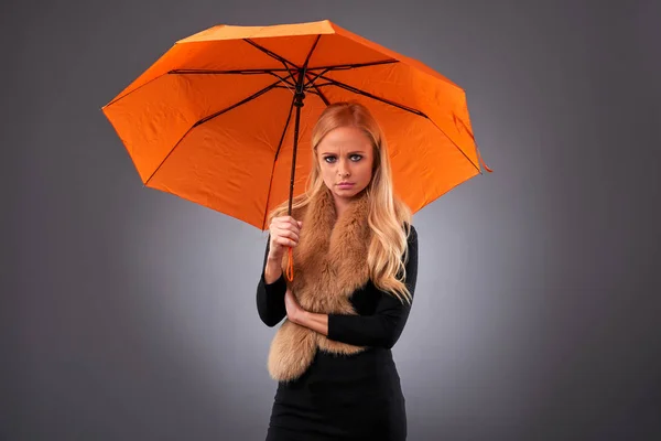 Jonge vrouw met een paraplu — Stockfoto