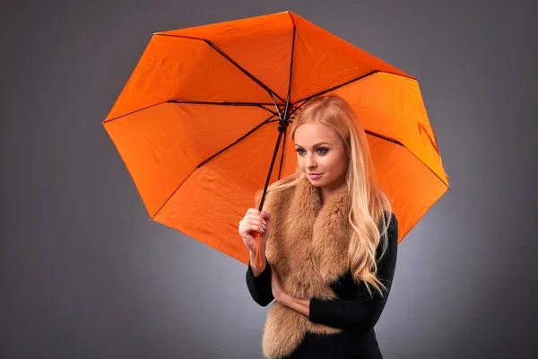 Jeune femme avec un parapluie — Photo
