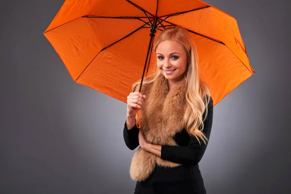 Genç kadın bir şemsiye ile — Stok fotoğraf