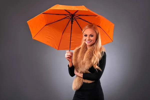 Νεαρή γυναίκα με μια ομπρέλα — Φωτογραφία Αρχείου