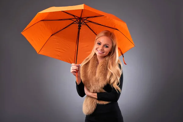 Giovane donna con un ombrello — Foto Stock