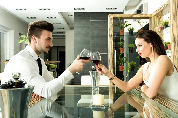 Молодая пара, пить вино вечером — стоковое фото