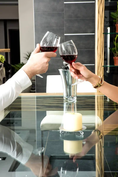 Молодая пара, пить вино вечером — стоковое фото
