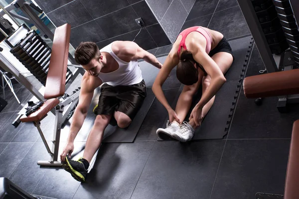 Un jeune couple qui s’étend dans le gymnase — Photo