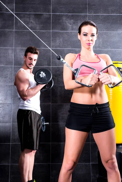 Ejercitarse en el gimnasio —  Fotos de Stock