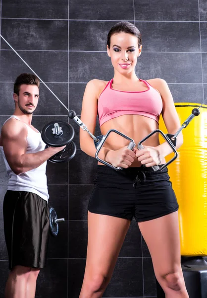 Ejercitarse en el gimnasio —  Fotos de Stock