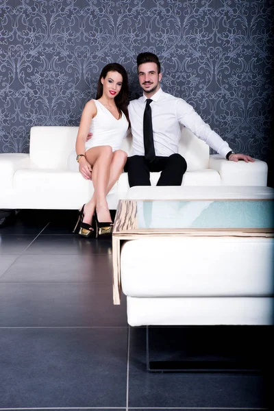 Hermosa pareja en el sofá . — Foto de Stock