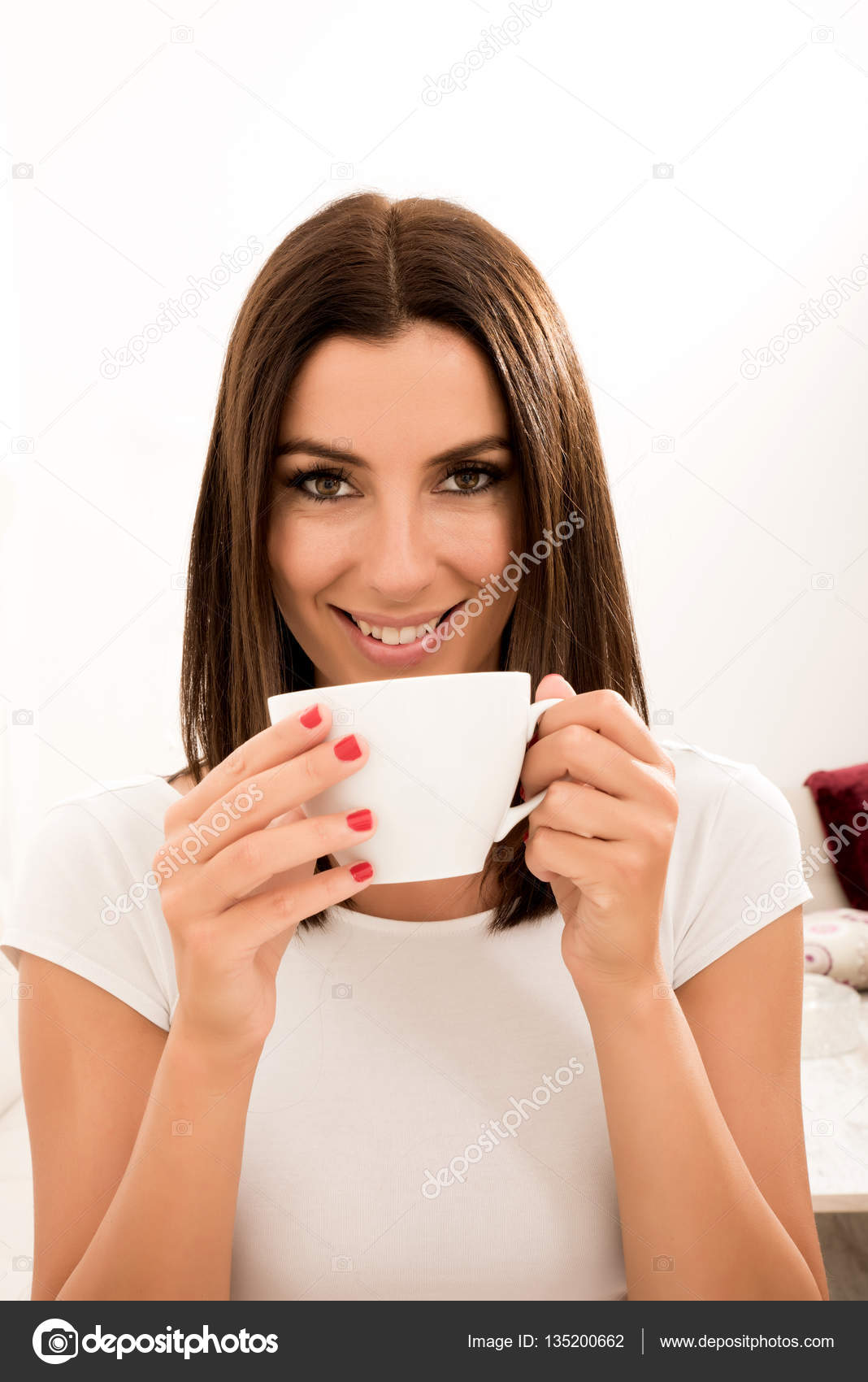 自宅でコーヒーを飲む美しい女性 — ストック写真 © Spectral 135200662