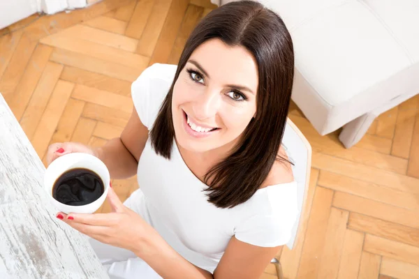 Mooie vrouw die thuis koffie drinkt — Stockfoto