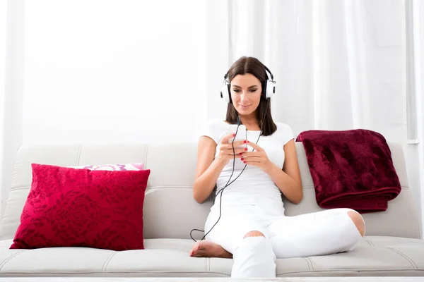 Hermosa mujer joven en auriculares escuchando música —  Fotos de Stock