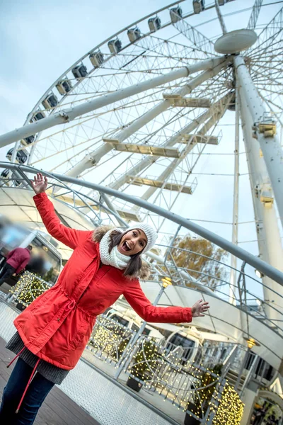 Jeune femme avec roue de ferry — Photo