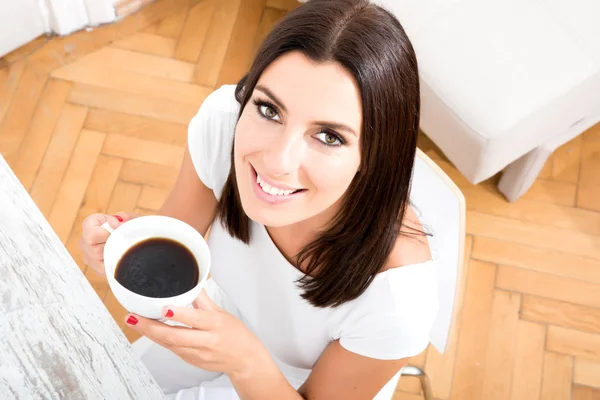 Mulher bonita bebendo café em casa — Fotografia de Stock