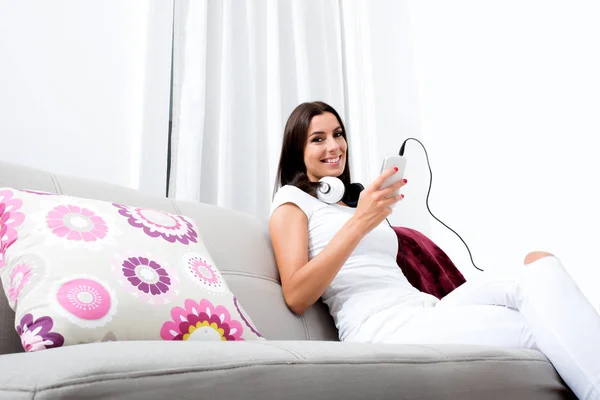 Hermosa mujer joven en auriculares escuchando música —  Fotos de Stock