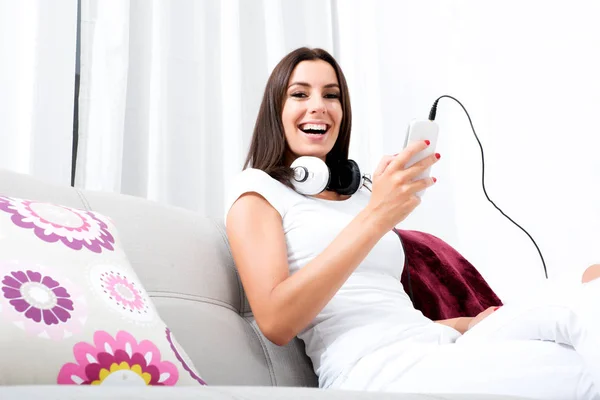 Hermosa mujer joven en auriculares escuchando música —  Fotos de Stock