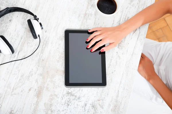 Jovem mulher usando um Tablet PC — Fotografia de Stock