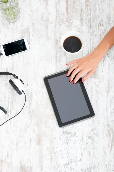 Young woman using a tablet pc — Stock Photo, Image