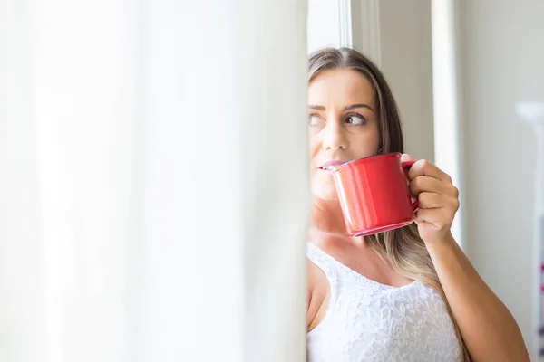 Belle femme buvant du café à la maison — Photo