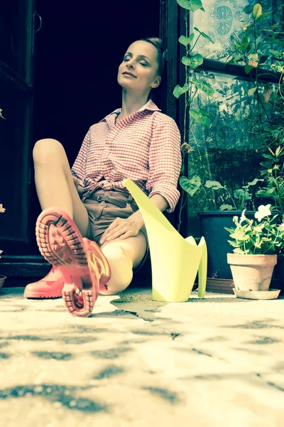夏に彼女の庭で座っている女性を落とす — ストック写真