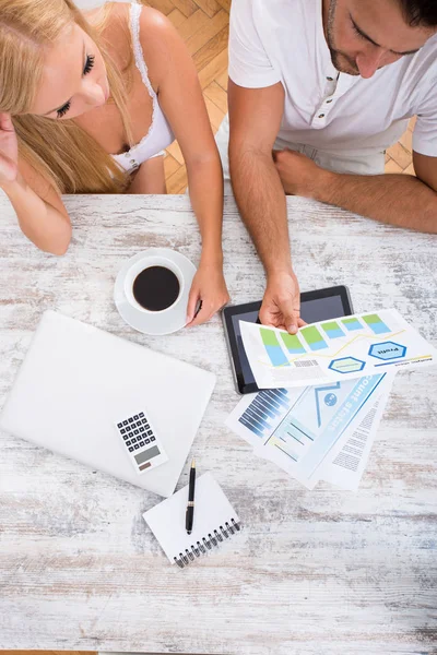 Una hermosa pareja joven discute negocios — Foto de Stock