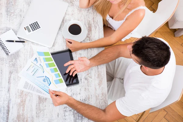 A beautiful young couple discuss business — Stock Photo, Image