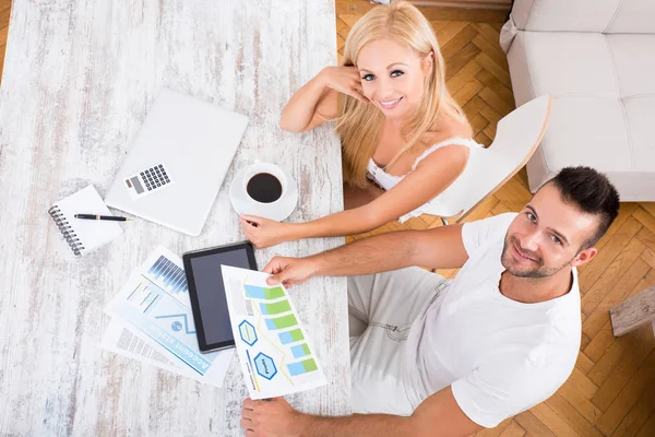 A beautiful young couple discuss business — Stock Photo, Image