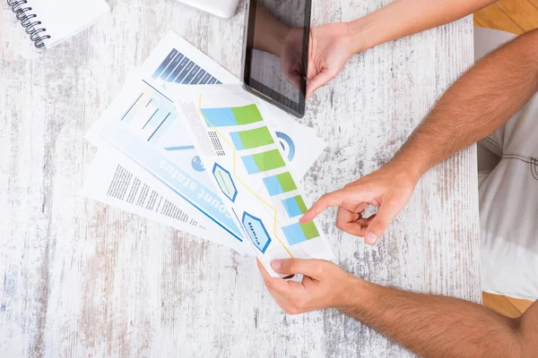 A beautiful young couple discuss business — Stock Photo, Image