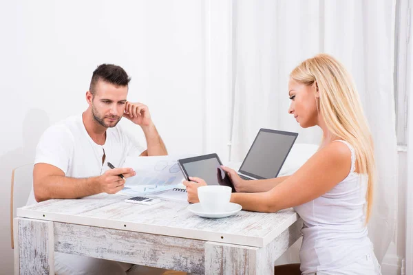 A beautiful young couple discuss business — Stock Photo, Image