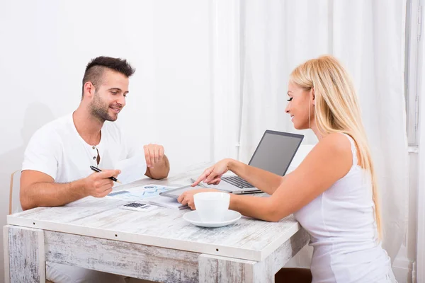 Um belo jovem casal discutir negócios — Fotografia de Stock