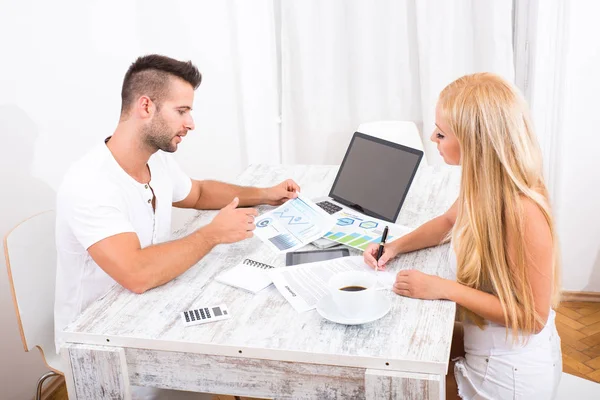 A beautiful young couple discuss business — Stock Photo, Image