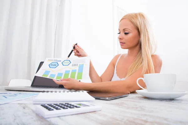 A beautiful young couple discuss business — Stock Photo, Image