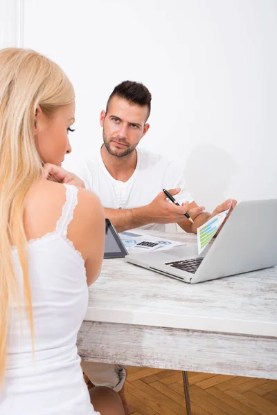 A beautiful young couple discuss business — Stock Photo, Image