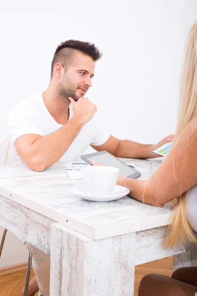 A beautiful young couple discuss business — Stock Photo, Image