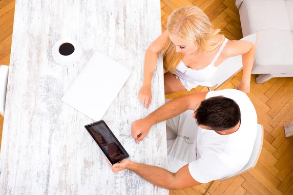 Um belo jovem casal usando um Tablet PC juntos — Fotografia de Stock