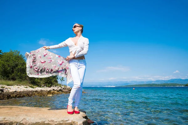 Vacker ung kvinna njuter av havet — Stockfoto